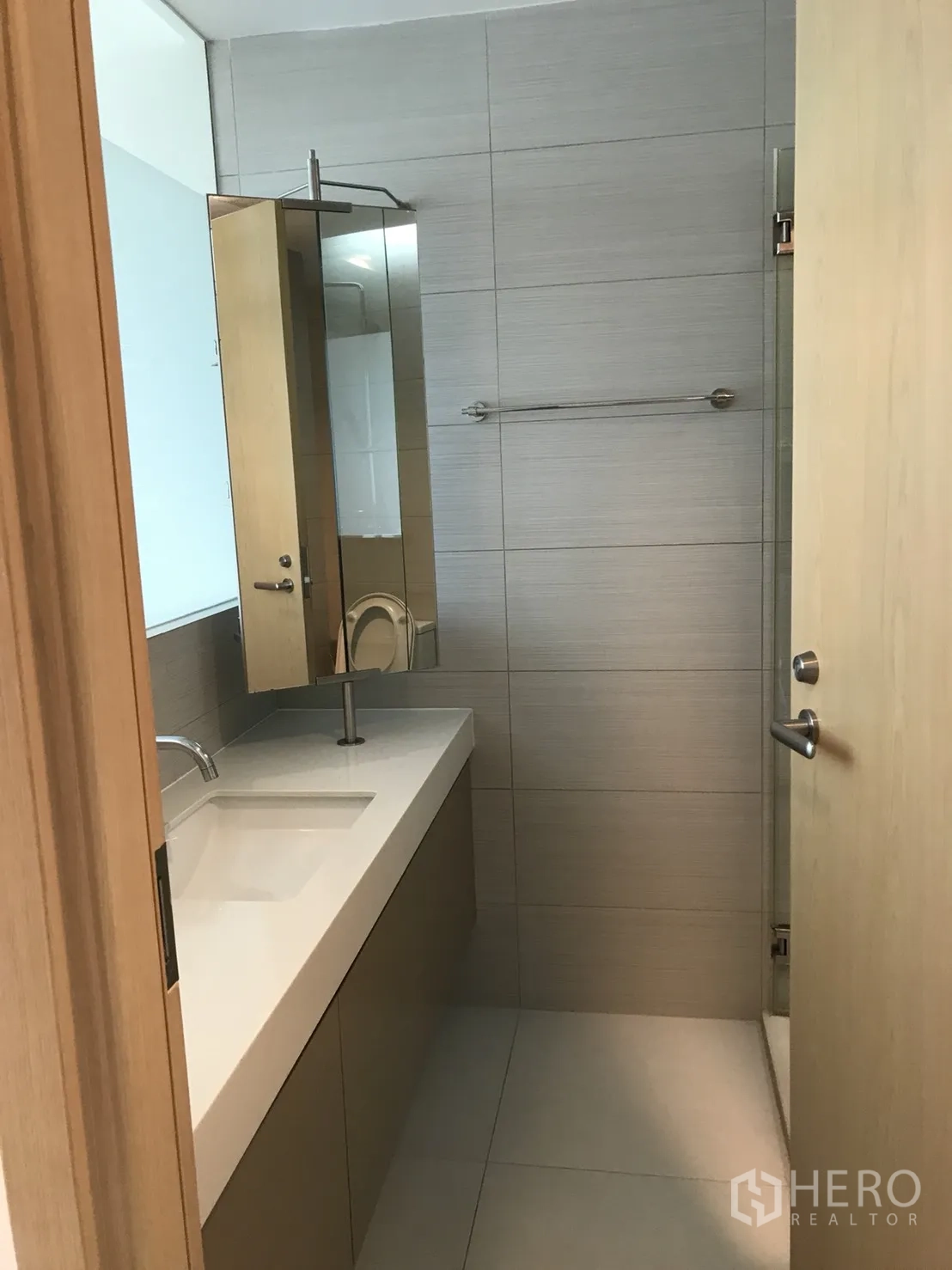 คอนโด ให้เช่าในKhlong Toei, Bangkok - ห้องน้ำโมเดิร์น เคาน์เตอร์ยาว ตู้กระจก และพื้นที่อาบน้ำกระจก