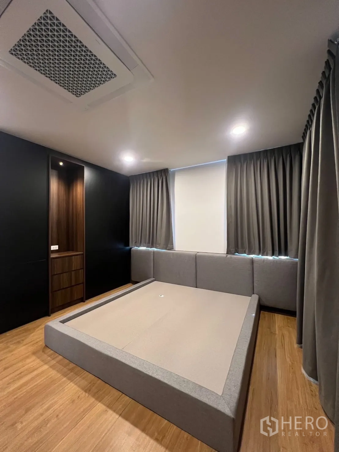 Detached House for rent in Bang Phli, Samut Prakan - Primary bedroom with platform bed base, wood flooring and blackout curtains.