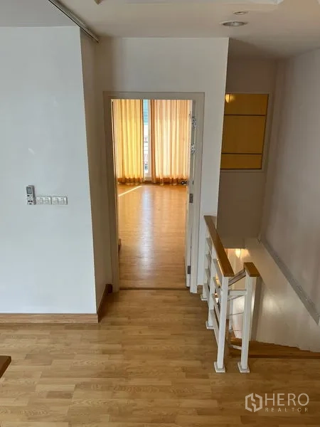 ทาวน์เฮาส์ ให้เช่าในWang Thonglang, Bangkok - โถงชั้นบน พื้นไม้ พร้อมบันไดและประตูเข้าสู่ห้องที่สว่าง
