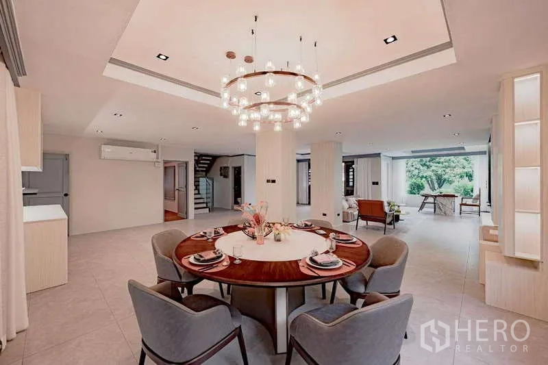 บ้าน ให้เช่าหรือขายในPhra Khanong, Bangkok - ห้องรับประทานอาหารโต๊ะกลม โคมไฟแชนเดอเลียร์ และพื้นที่โอเพ่นแพลน