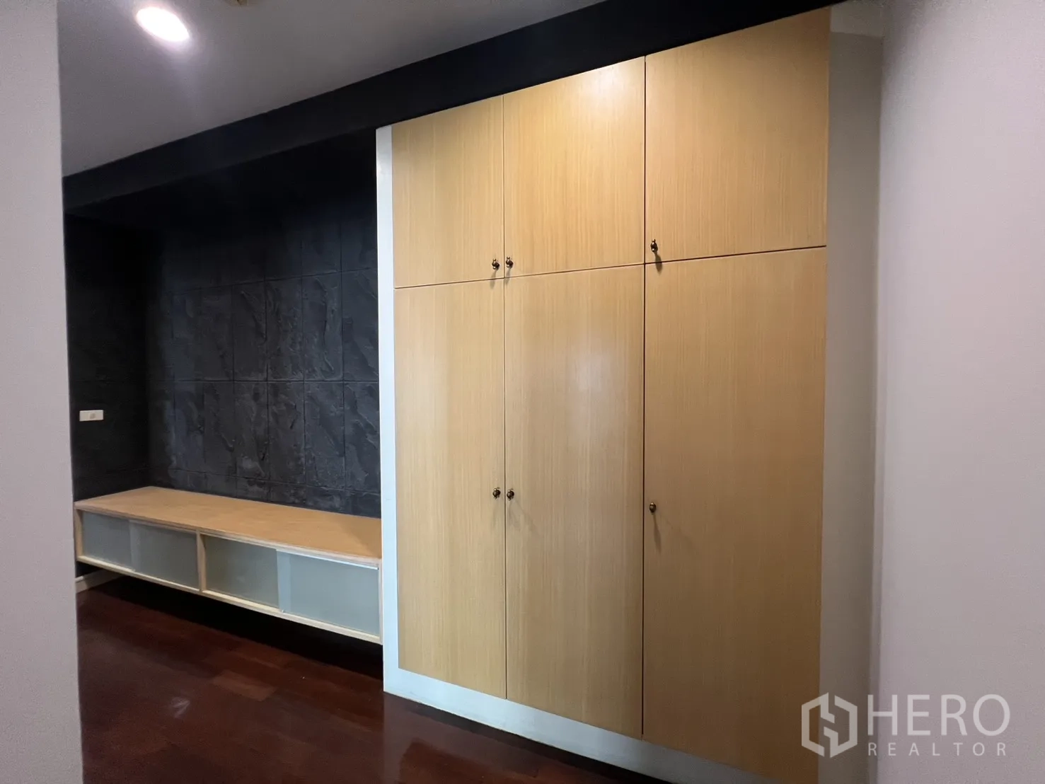 Property Image #4 for property HRE00658