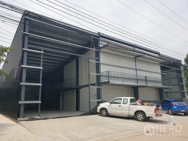 คลังสินค้า ให้เช่าในLam Luk Ka, Pathum Thani - มุมมองด้านหน้ากว้างของโกดังสองยูนิตพร้อมระเบียงและรถจอด
