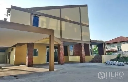 สำนักงานที่บ้าน ให้เช่าในChatuchak, Bangkok - โฮมออฟฟิศเดี่ยวสไตล์โมเดิร์น พร้อมกันสาดและลานจอดรถกว้าง