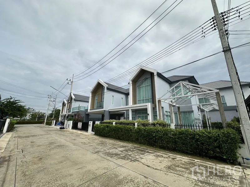 บ้าน ขายในLam Luk Ka, Pathum Thani - ถนนในหมู่บ้านเงียบสงบ เรียงรายด้วยบ้านเดี่ยวสมัยใหม่