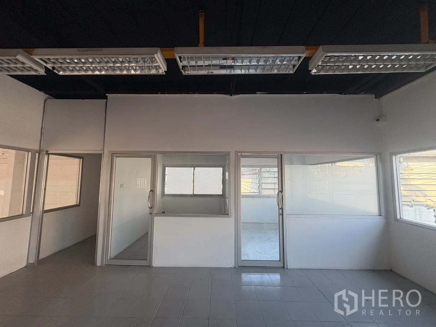 คลังสินค้า ให้เช่าในBang Phli, Samut Prakan - แถวห้องออฟฟิศกั้นกระจก พื้นกระเบื้อง