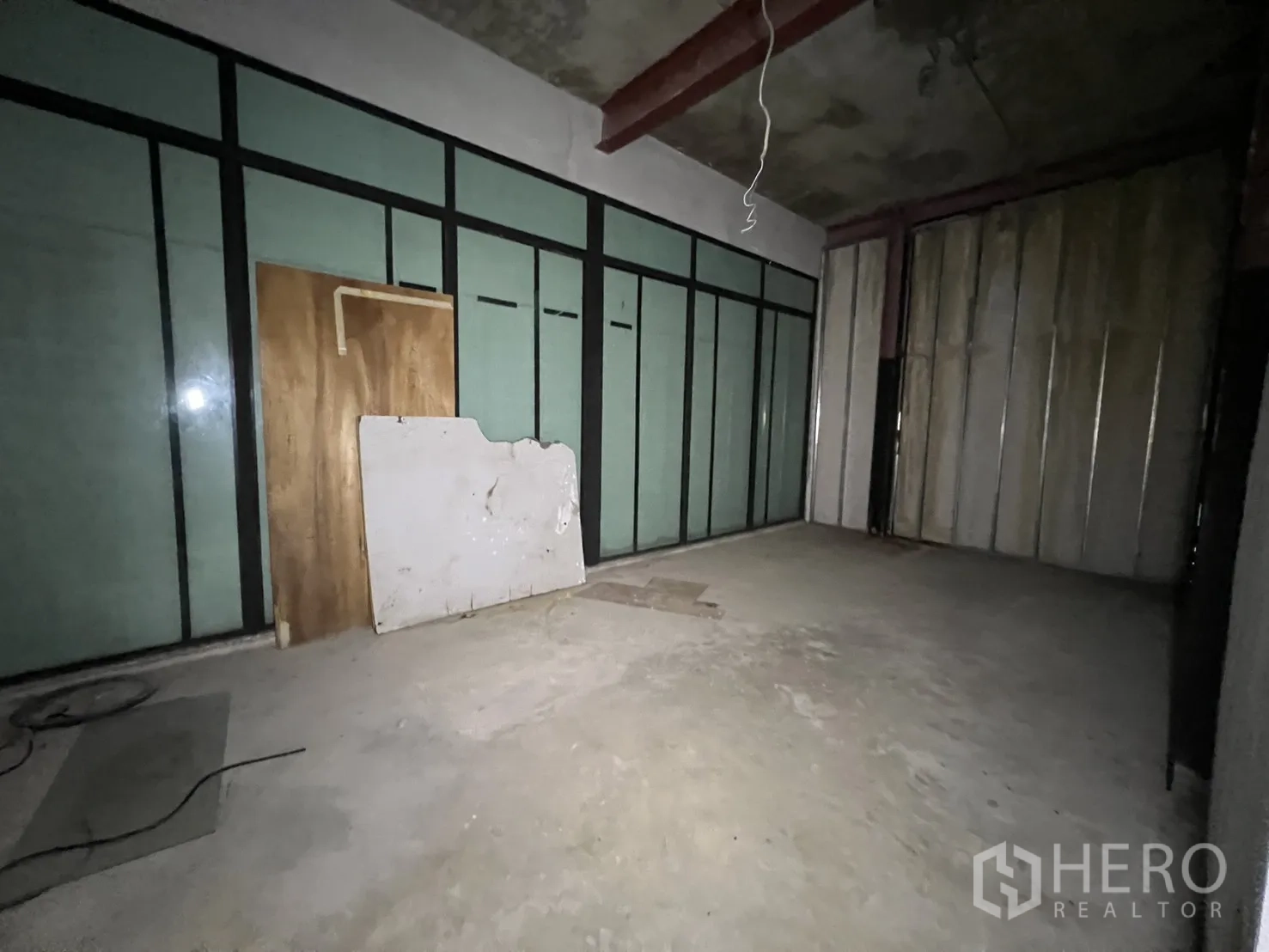 พื้นที่ขายปลีก ให้เช่าในWatthana, Bangkok - ทางเข้าแบบกระจกด้านหน้า มีกราฟฟิตีและทางรถเข้า