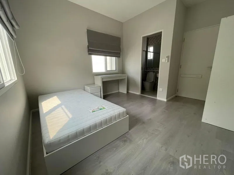 บ้าน ให้เช่าในPrawet, Bangkok - ห้องนอนพร้อมห้องน้ำในตัว มีเตียง โต๊ะเขียนหนังสือ และทางเข้าห้องน้ำส่วนตัว