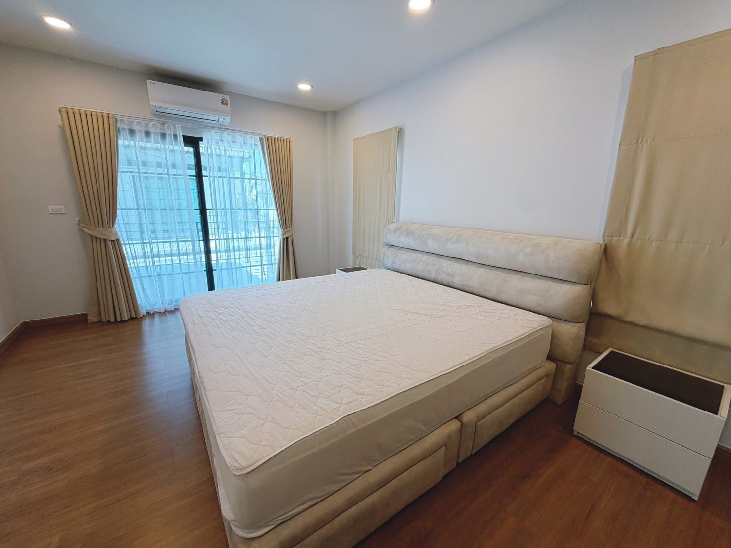 独立式住宅 出租在Bang Phli, Samut Prakan - 卧室带推拉门阳台，纱帘与壁挂空调。