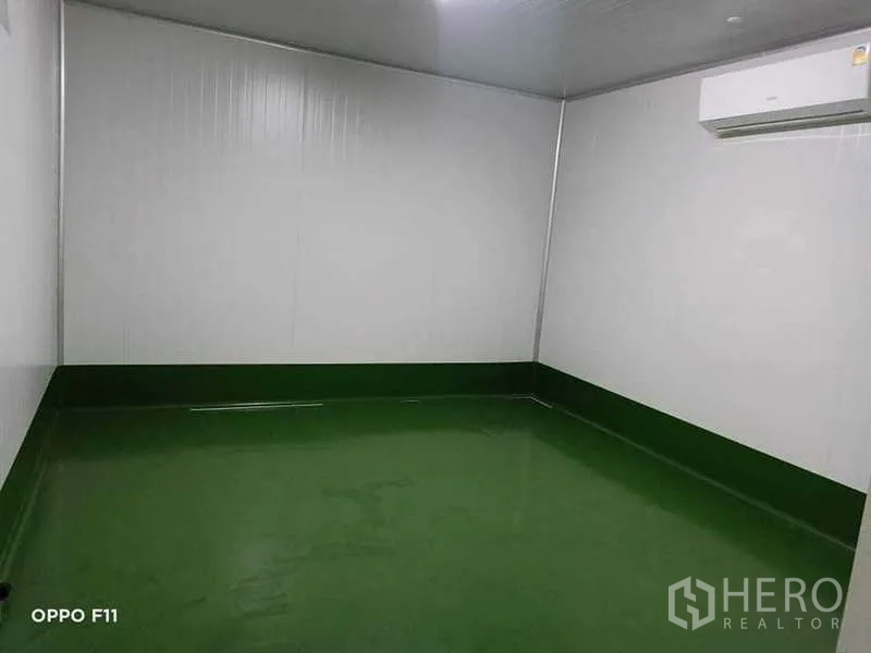 คลังสินค้า ให้เช่าหรือขายในMueang Samut Sakhon, Samut Sakhon - คลีนรูมปรับอากาศ ผนังฉนวนสีขาวและพื้นอีพ็อกซี่สีเขียว