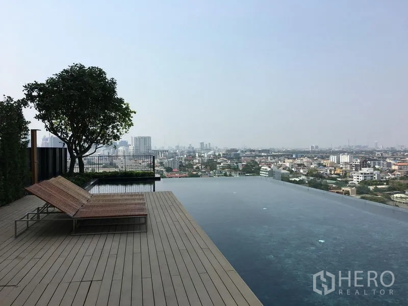 คอนโด ขายในPhaya Thai, Bangkok - สระว่ายน้ำอินฟินิตี้รูฟท็อปพร้อมเตียงนอนเล่นและวิวเมืองกว้าง