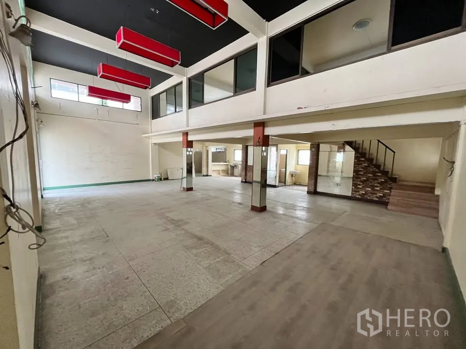 独立式住宅 出租在Suan Luang, Bangkok - 大型开放大厅，楼梯、夹层与红色吊灯