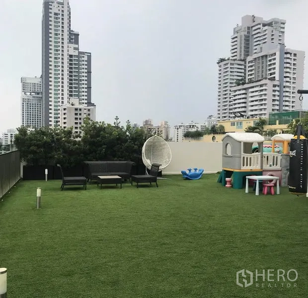 อพาร์ทเมนท์ ให้เช่าในKhlong Toei, Bangkok - สวนดาดฟ้าพร้อมที่นั่งและสนามเด็กเล่น มองเห็นตึกเมือง
