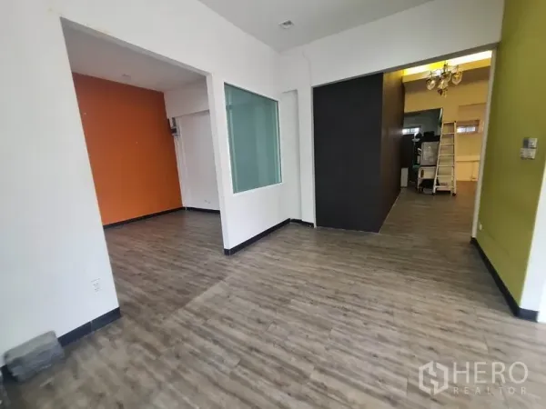 พื้นที่ขายปลีก ให้เช่าในWatthana, Bangkok - พื้นที่ภายในแบบโอเพนแปลน พื้นไม้ลามิเนต ผนังสีขาว และผนังกระจก