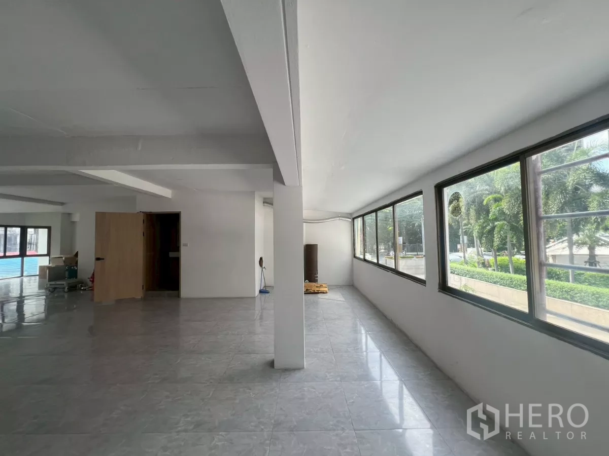 零售空间 出租在Pathum Wan, Bangkok - 长排窗户俯看棕榈树与绿化带