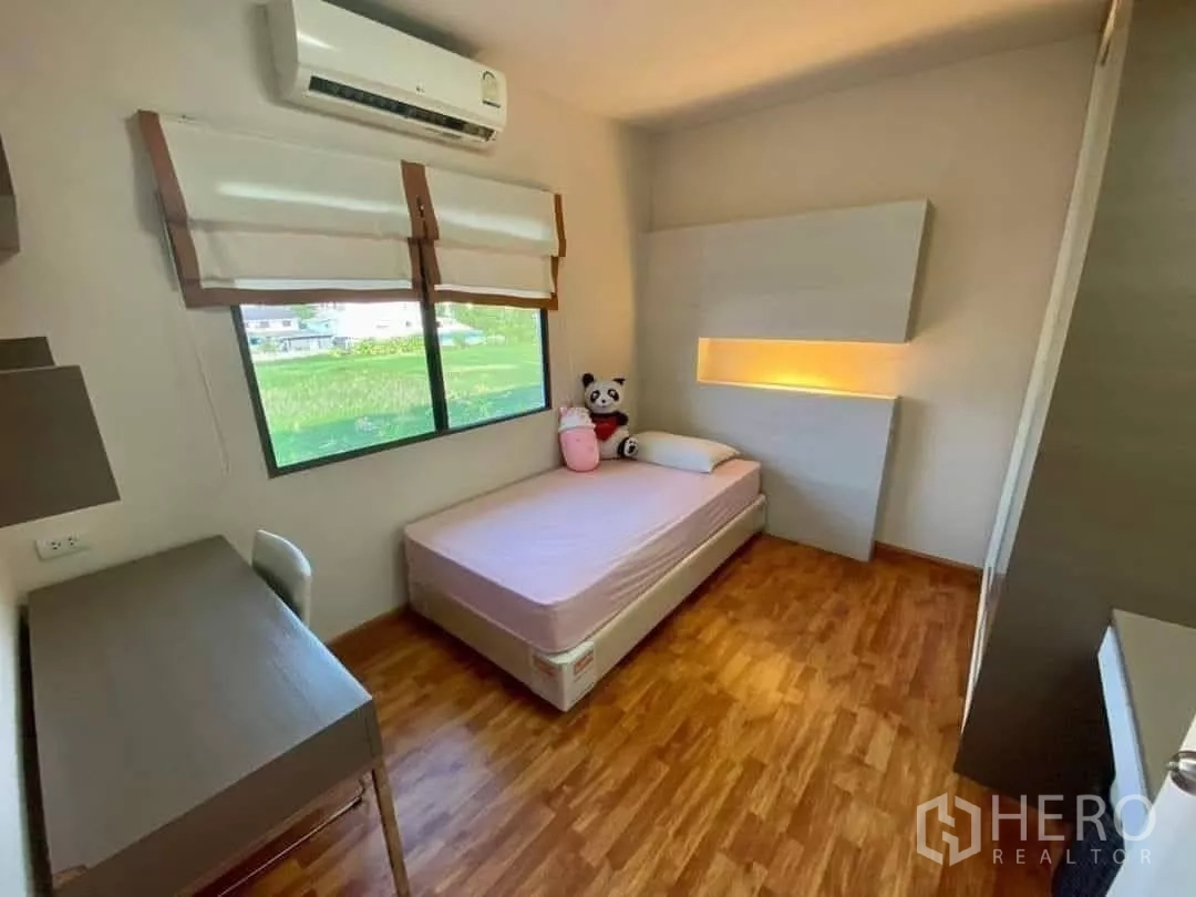 ทาวน์เฮาส์ ให้เช่าในKhlong Toei, Bangkok - ห้องนอนเดี่ยวสว่างพร้อมโต๊ะทำงาน หน้าต่างบานกว้าง แอร์ และพื้นไม้