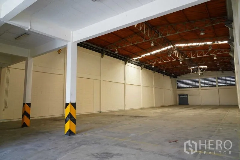 Factory for rent in Bang Sao Thong, Samut Prakan - Large clear‑span factory floor with high clearance and truss roof.