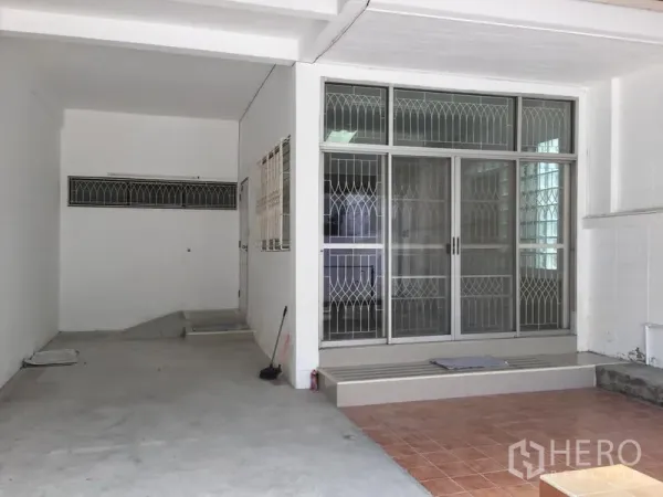 ทาวน์เฮาส์ ให้เช่าในPhra Khanong, Bangkok - ที่จอดรถหน้าบ้านแบบมีหลังคา พร้อมประตูบานเลื่อนกระจกและเหล็กดัด