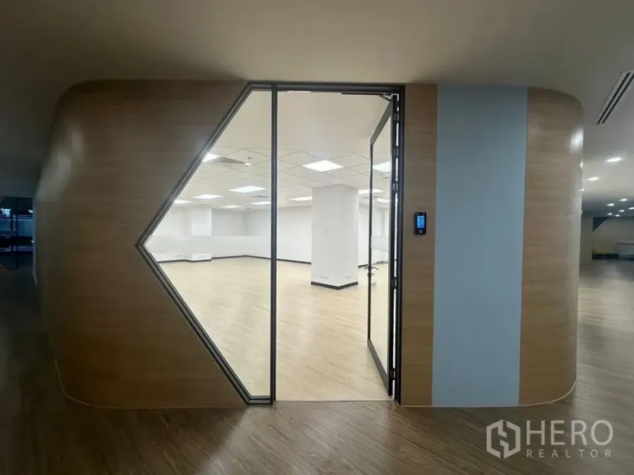 สำนักงาน ให้เช่าในChatuchak, Bangkok - ประตูทางเข้ากระจกแบบเต็มบานพร้อมระบบควบคุมการเข้าออก และผนังลายไม้โค้ง