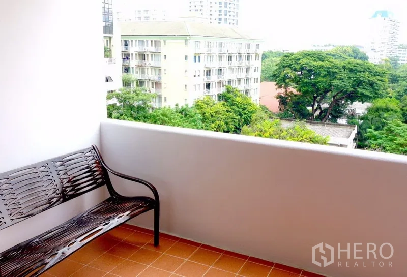 คอนโด ให้เช่าหรือขายในWatthana, Bangkok - ระเบียงพร้อมม้านั่ง มองเห็นวิวต้นไม้และอาคารโดยรอบ
