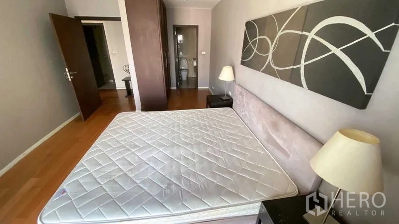 คอนโด ให้เช่าหรือขายในSathon, Bangkok - ห้องนอนพร้อมตู้เสื้อผ้าบิวท์อิน โคมไฟหัวเตียง และประตูเชื่อมเข้าห้องน้ำ