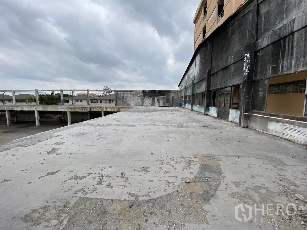 โรงงาน ขายในBang Phli, Samut Prakan - ระเบียงชั้นบนสภาพเก่าอยู่ข้างหน้าอาคารสำนักงานและโรงงาน