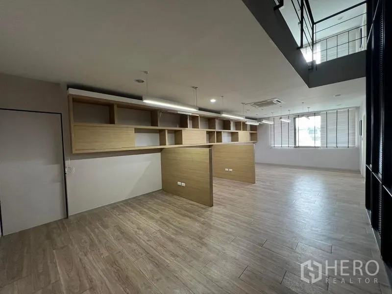 สำนักงานที่บ้าน ให้เช่าในBueng Kum, Bangkok - ออฟฟิศเปิดโล่งพร้อมชั้นแขวนและโต๊ะแบ่งสัดส่วน