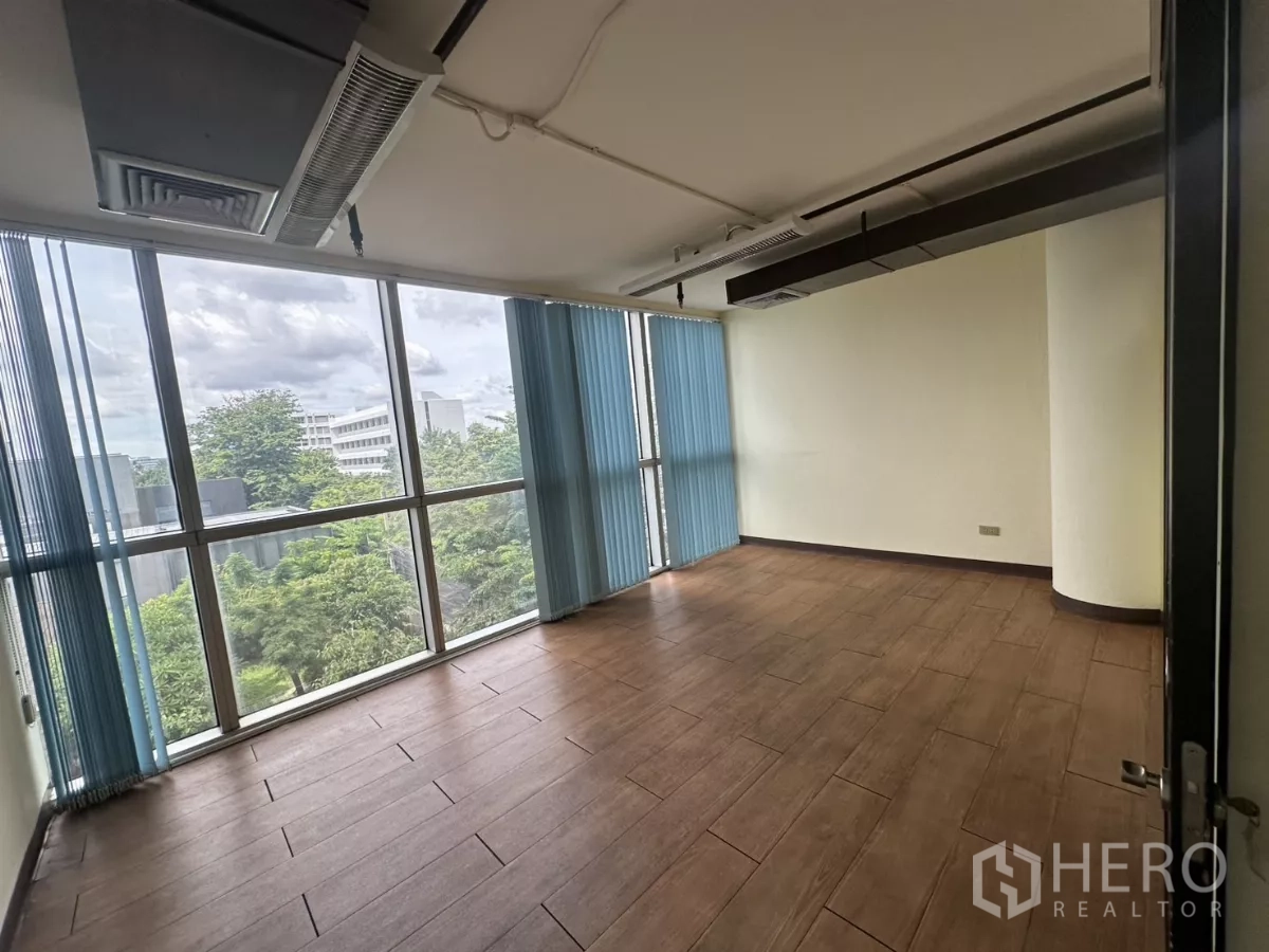 คลังสินค้า ให้เช่า - ห้องทำงานสว่างด้วยกระจกเต็มผนัง ม่านปรับแสง มองเห็นต้นไม้และวิวเมือง