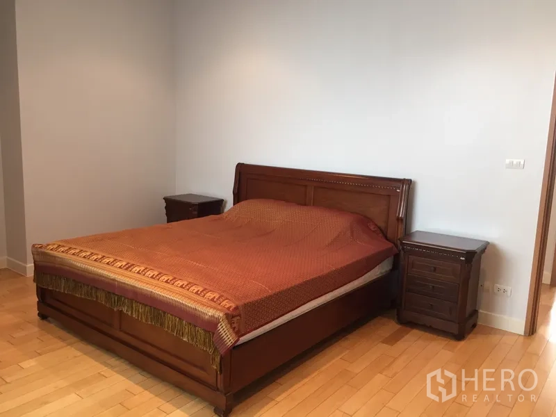 คอนโด ให้เช่าในKhlong Toei, Bangkok - ห้องนอนใหญ่กว้างขวาง เตียงไม้พร้อมโต๊ะข้าง เต็มไปด้วยพื้นไม้จริง