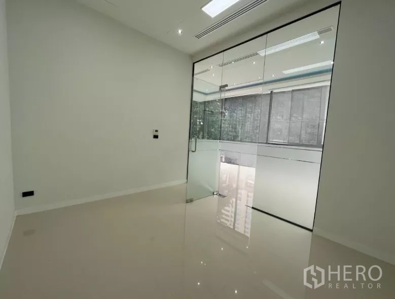 零售空间 出租 - 玻璃隔断会议室，下半部为磨砂玻璃。