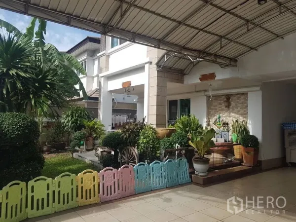 Detached House for sale in Suan Luang, Bangkok - Covered carport and garden patio of a two-storey detached house in Suan Luang, Bangkok.