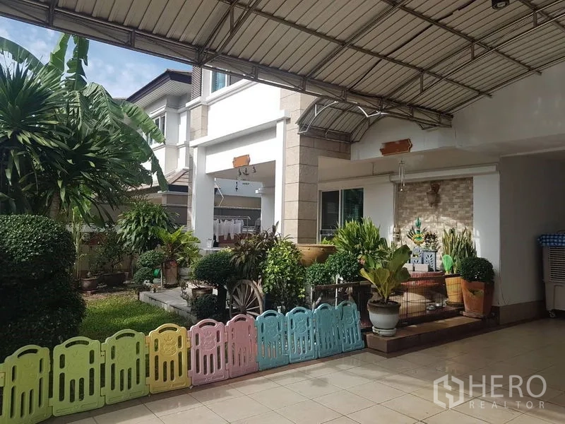 Detached House for sale in Suan Luang, Bangkok - Covered carport and garden patio of a two-storey detached house in Suan Luang, Bangkok.