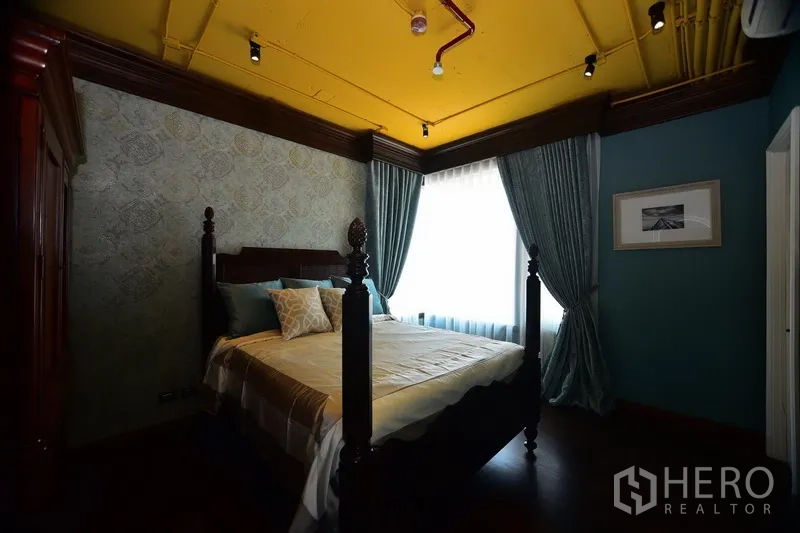 คอนโด ให้เช่าหรือขายในKhlong Toei, Bangkok - ห้องนอนที่สาม เตียงสี่เสา วอลเปเปอร์ลาย เพดานสีเหลือง และหน้าต่างบานใหญ่พร้อมผ้าม่าน