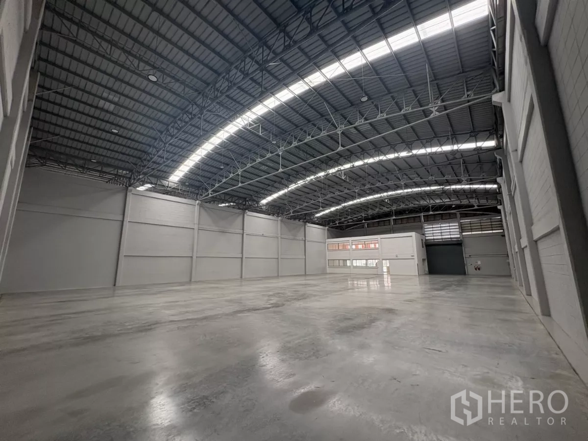 工厂 出租在Bang Phli, Samut Prakan - 超大仓库大厅，采光天窗、抛光混凝土及双卷帘门。