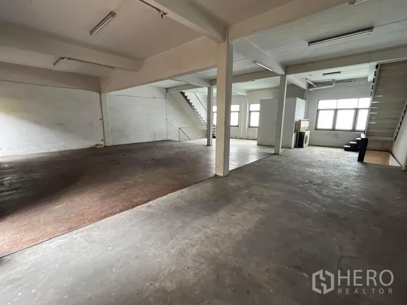 店屋 出租在Watthana, Bangkok - 大面积上层工作区，水泥与木地板混合，采光窗与双楼梯。