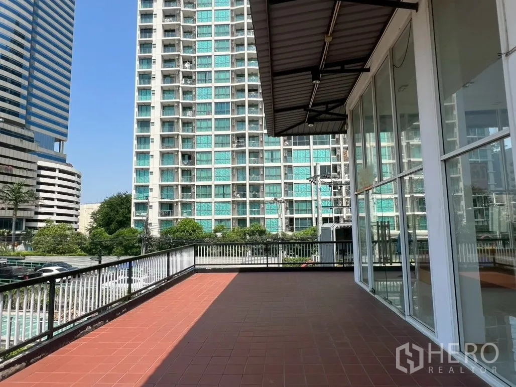 พื้นที่ขายของ for rent in Watthana, Bangkok - ชานระเบียงกระเบื้องกว้างพร้อมราวกันตกและกันสาด มองเห็นอาคารสูงใกล้เคียง