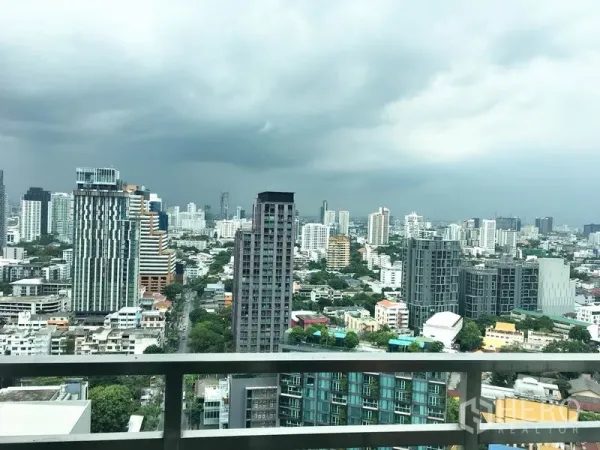 คอนโด ให้เช่าในKhlong Toei, Bangkok - วิวระเบียงชั้นสูง เห็นสกายไลน์เอกมัย–ทองหล่อใต้ท้องฟ้ามีเมฆ