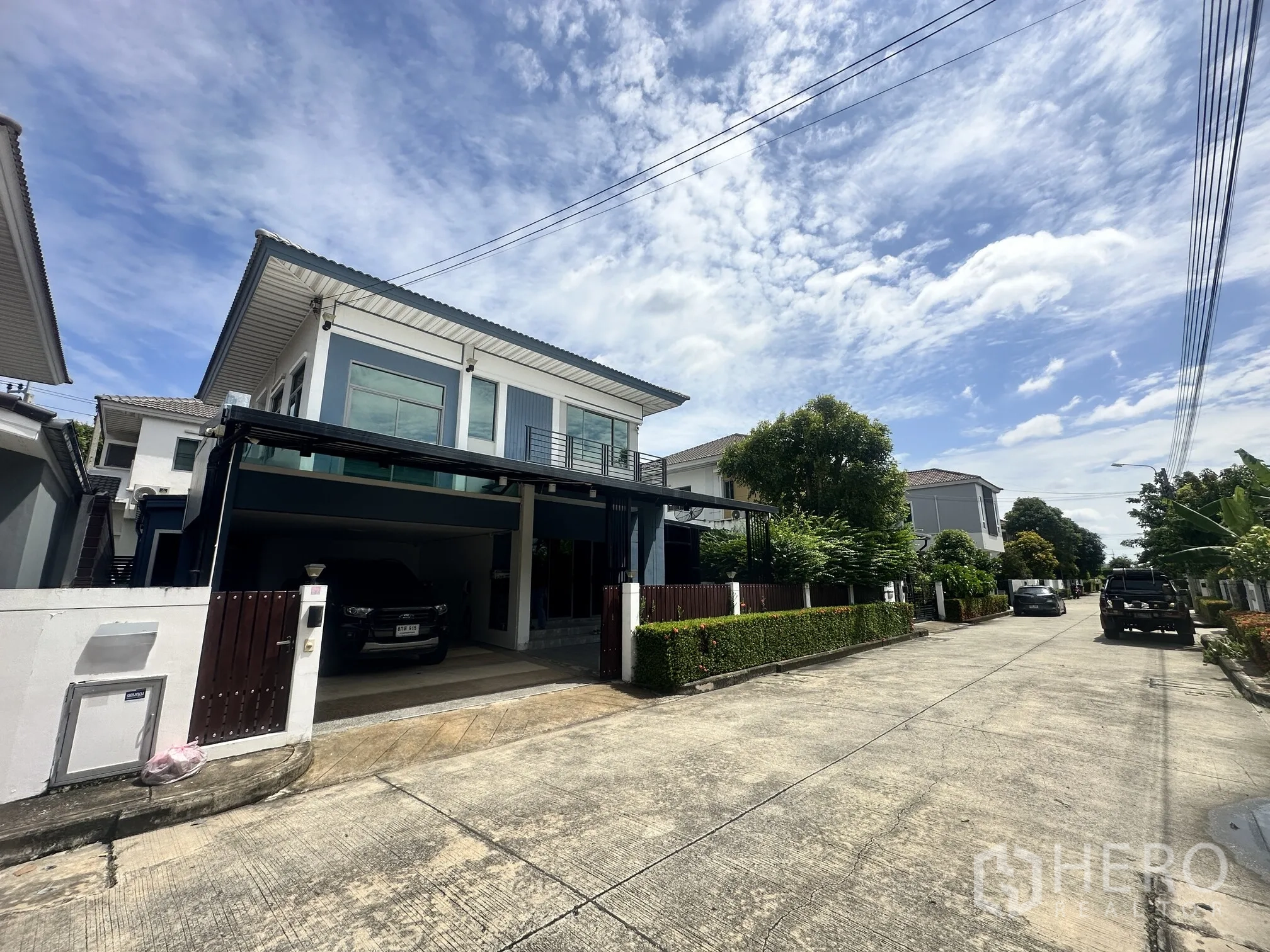 Detached House for sale in Pak Kret, Nonthaburi - Two-storey detached house exterior with covered carport on a quiet residential street.