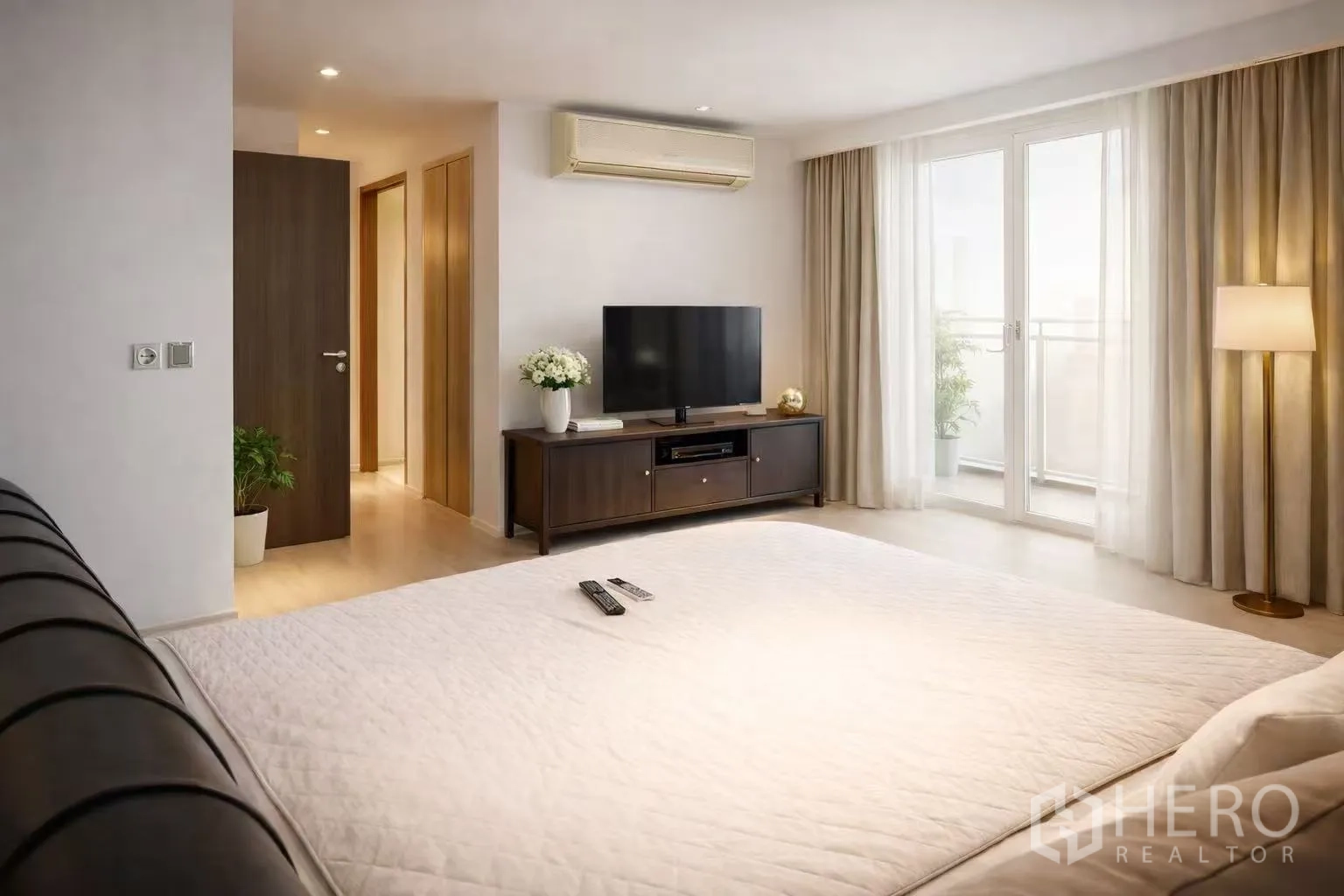 Condominium for rent in Watthana, Bangkok - Walk-in closet corridor with built-in wardrobes and wood flooring.