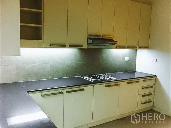 ทาวน์เฮาส์ ให้เช่าในKhlong Toei, Bangkok - ห้องครัวสมัยใหม่ เคาน์เตอร์ยาว เตาแก๊ส เครื่องดูดควัน และไฟใต้ตู้