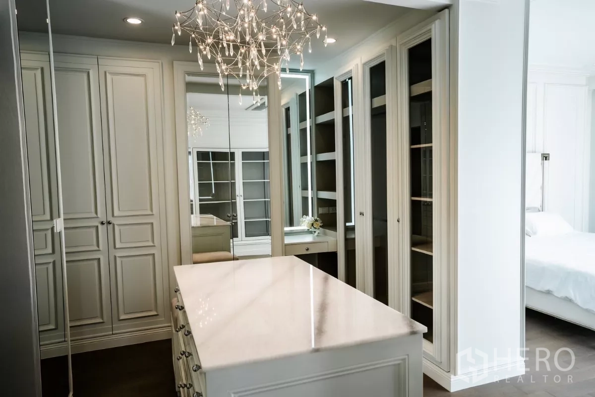 บ้าน ให้เช่าหรือขายในBang Kapi, Bangkok - อีกมุมของตู้เสื้อผ้าแบบวอล์กอิน พร้อมโต๊ะเครื่องแป้ง