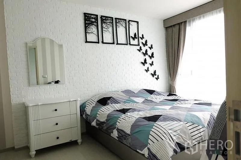 公寓 出租在Khlong Toei, Bangkok - 卧室另一角，斗柜、墙面装饰与落地窗帘。