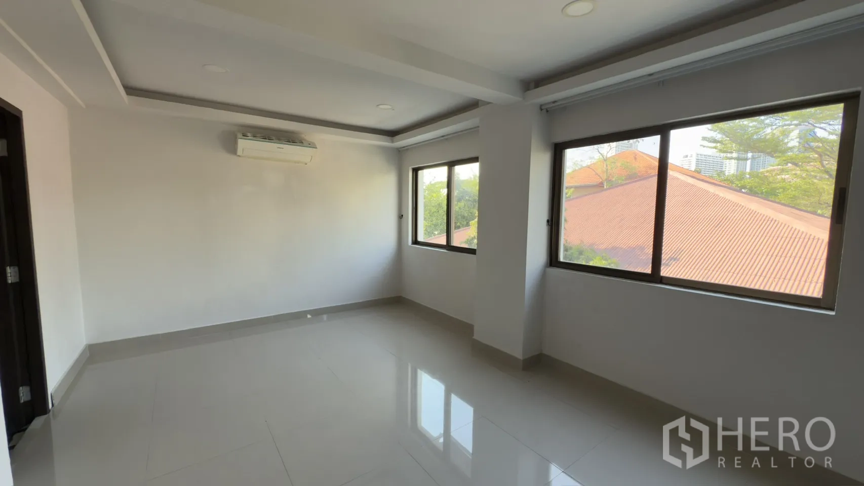ทาวน์เฮาส์ for rent in Watthana, Bangkok - ห้องมุมมีหน้าต่างหลายบานและเครื่องปรับอากาศ รับแสงธรรมชาติอย่างเต็มที่