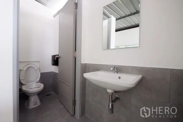 สำนักงาน ให้เช่าในKhlong Toei, Bangkok - ห้องน้ำทันสมัย กระเบื้องสีเทา ชักโครก อ่างล้างหน้าและกระจก