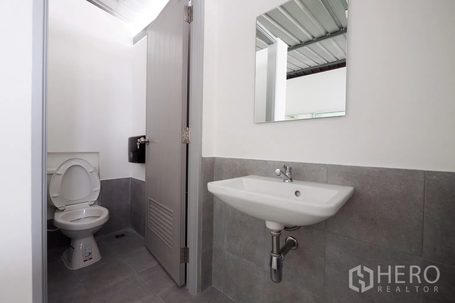 สำนักงาน ให้เช่าในKhlong Toei, Bangkok - ห้องน้ำทันสมัย กระเบื้องสีเทา ชักโครก อ่างล้างหน้าและกระจก