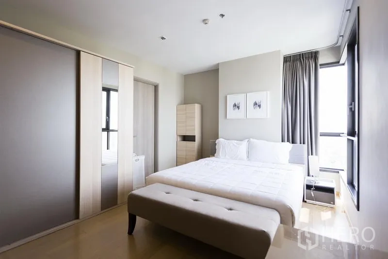 คอนโด ให้เช่าในWatthana, Bangkok - ห้องนอนที่สอง ผ้าปูขาว ม้านั่งปลายเตียง ตู้บานเลื่อน และหน้าต่างมุมรับแสง