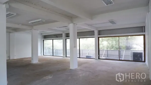 办公空间 出租在Watthana, Bangkok - 宽敞办公楼层，多个推拉玻璃窗与露台绿景。