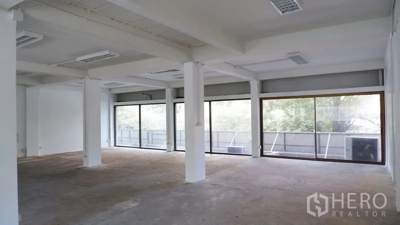 办公空间 出租在Watthana, Bangkok - 宽敞办公楼层，多个推拉玻璃窗与露台绿景。