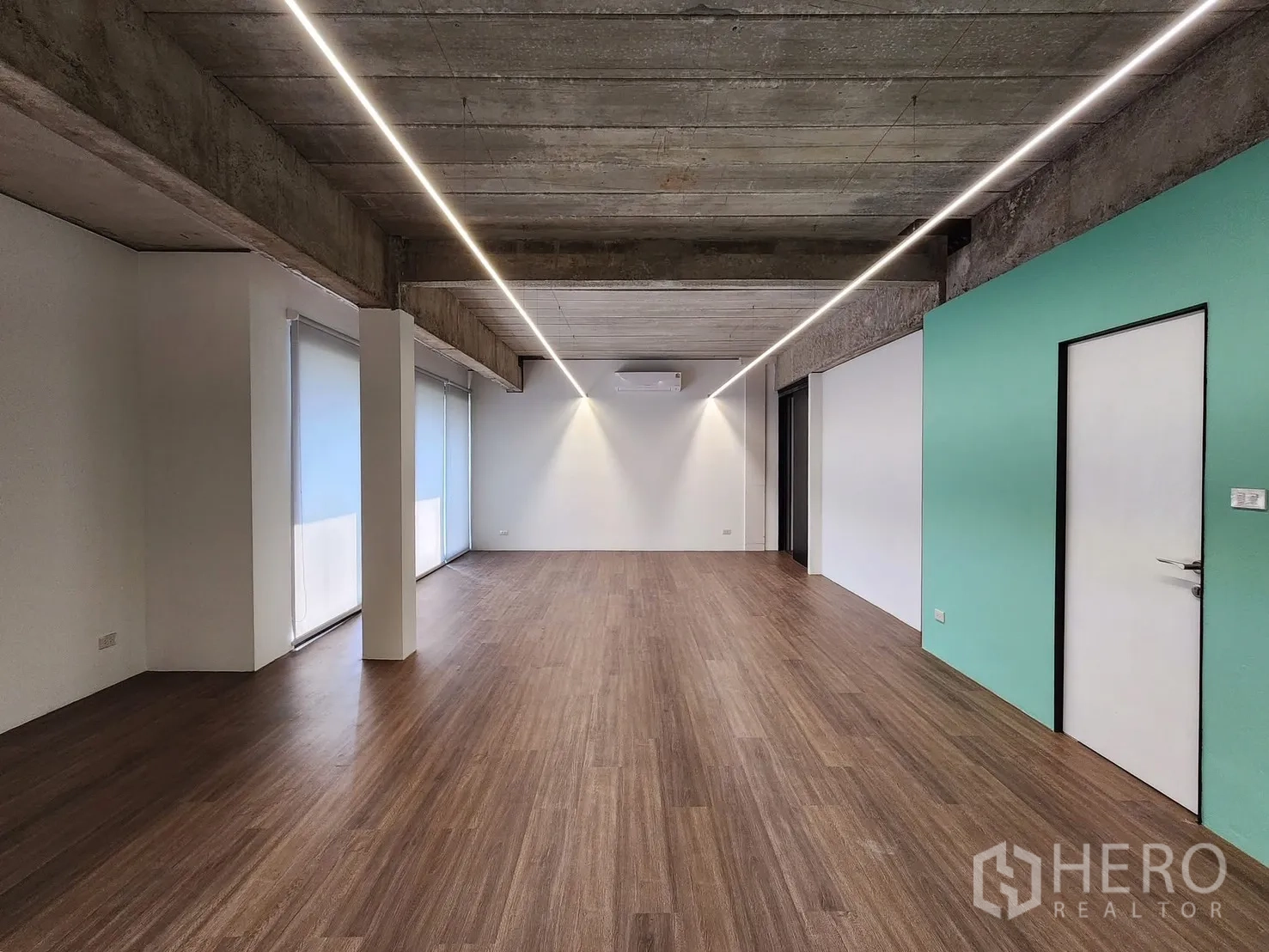家庭办公室 for rent in Chatuchak, Bangkok - 宽阔房间，木地板、薄荷绿特色墙、卷帘与空调。
