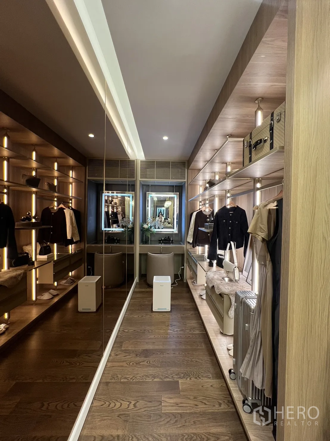 บ้าน ขายในLat Phrao, Bangkok - ห้องแต่งตัว Walk-in มีกระจกเงาและชั้นไฟ LED พร้อมโต๊ะเครื่องแป้ง