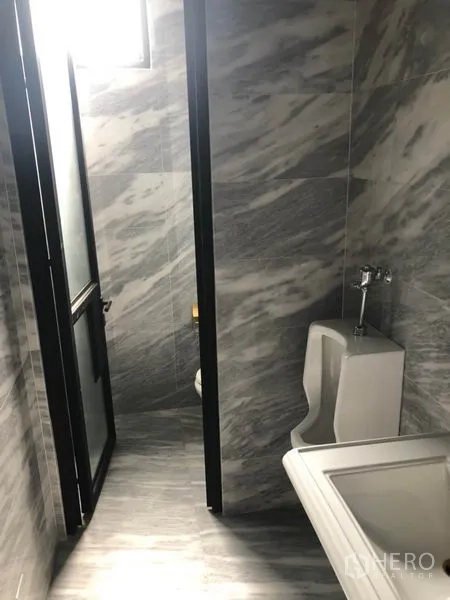 零售空间 出租在Khlong Toei, Bangkok - 商铺内大理石墙面卫生间，配有小便池与洗手盆。